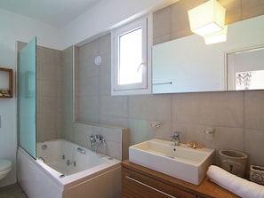 Bathroom | Shower, towels