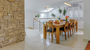Vila | Tempat makan