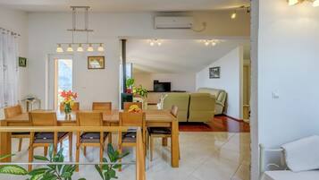 Villa | Dining