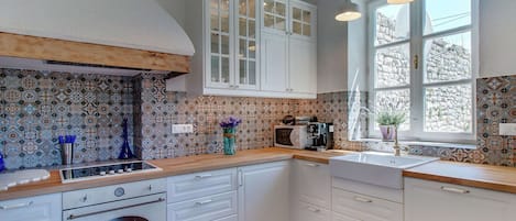 House | Private kitchen | Microwave, stovetop, coffee/tea maker