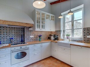 House | Private kitchen | Microwave, stovetop, coffee/tea maker - Holiday Home in Osor Near Sandy Beach (Mali Losinj)