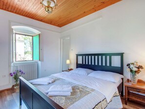 House | 3 bedrooms, individually furnished, iron/ironing board, bed sheets