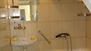 Casa | Baño | Regadera, secadora de cabello, toallas 