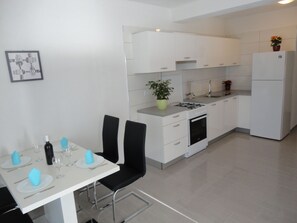 Appartement | Cuisine privée | Réfrigérateur, vaisselle et ustensiles