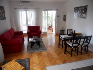 Apartment | Dining - Spacious Apartment With Terrace & Outdoor Kitchen Surrounded by a Garden (Matulji)