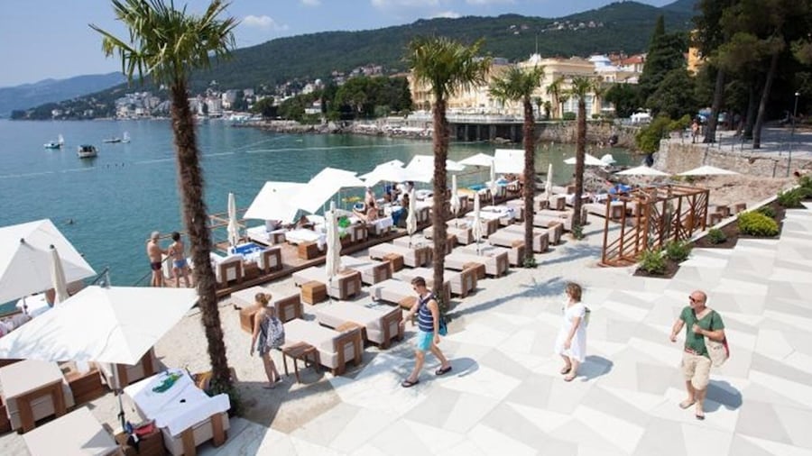 Spacious Apartment With Terrace & Outdoor Kitchen Surrounded by a Garden