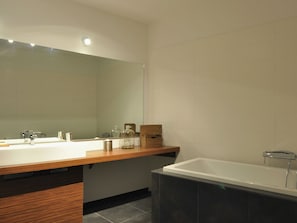 Villa | Badezimmer | Badewanne, Handtücher