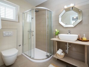 Shower, towels - Attractive 5 Villa With Private Pool, Finnish Sauna and Great Outdoors (Sutivan)