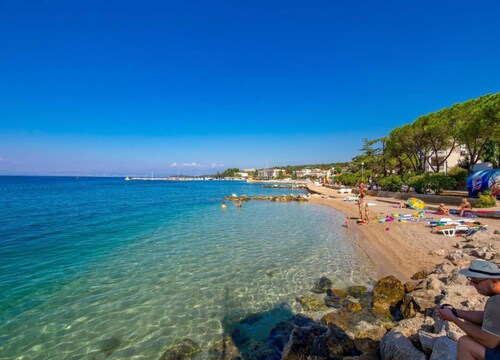 Spacious Holiday Home near Sea