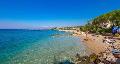 Spacious Holiday Home near Sea
