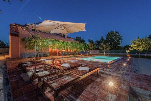 Luokittelematon kuva, 1 kautta 45, painike