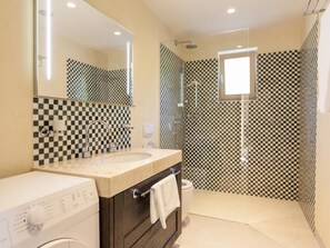 Villa | Bathroom | Shower, hair dryer, towels