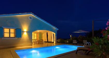 Alluring Villa in Kras With a Swimming Pool