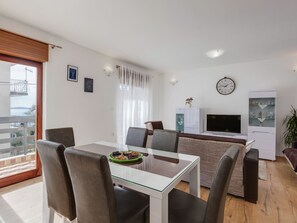 Dining - Spacious Holiday Home in Podstrana near Sea (Podstrana)