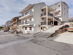 Exterior - Spacious Holiday Home in Podstrana near Sea (Podstrana)