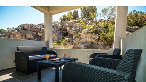 House | Balcony - Modern 3 Bedroom Apartment, With 2 Bathrooms, Kitchen, Living Room and Airco (Podstrana)
