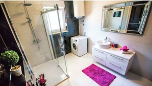 House | Bathroom - Modern 3 Bedroom Apartment, With 2 Bathrooms, Kitchen, Living Room and Airco (Podstrana)