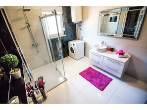 Ferienhaus | Badezimmer | Dusche, Handtücher
