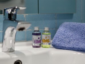 House | Bathroom | Towels - Modern Holiday Home in Podstrana Near the Beach (Podstrana)