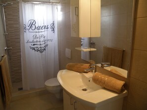 Shower, towels - Spacious Apartment With Panoramic sea View, Shared Swimming Pool and Garden, BBQ (Tisno)