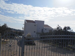 Reception - Spacious Apartment With Panoramic sea View, Shared Swimming Pool and Garden, BBQ (Tisno)