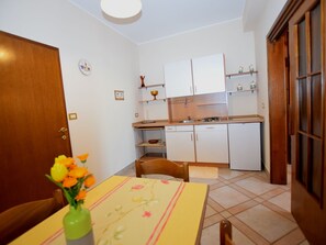 Dining - Apartment Near the Beach With a Barbecue Area and Fenced Garden, Wifi (Medulin)