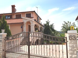 Unclassified image, 3 of 17, button - Apartment Near the Beach With a Barbecue Area and Fenced Garden, Wifi (Medulin)