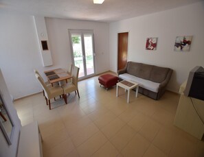 Apartment | Living room - Spacious Apartment With Terrace, Near the Beach (Pag)