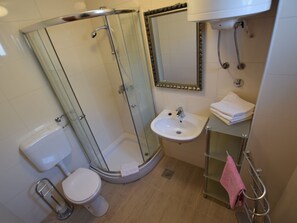 Apartment | Bathroom - Comfortable Apartment With Balcony and Outdoor Kitchen (Pag)