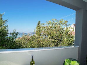 Balcony - Delightful 3 Bedroom with Terrace & Outdoor Dining Area near Beach (Okrug)