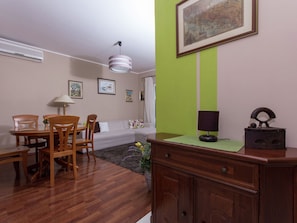 Dining - Delightful 3 Bedroom with Terrace & Outdoor Dining Area near Beach (Okrug)