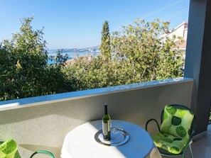 Exterior - Delightful 3 Bedroom with Terrace & Outdoor Dining Area near Beach (Okrug)