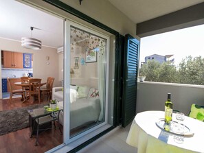 Exterior - Delightful 3 Bedroom with Terrace & Outdoor Dining Area near Beach (Okrug)