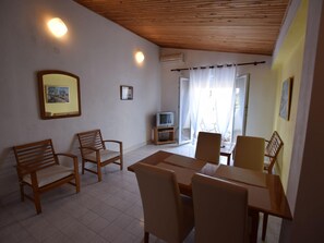 Apartment | Dining - Comfortable Apartment With Balcony Near the Beach (Pag)