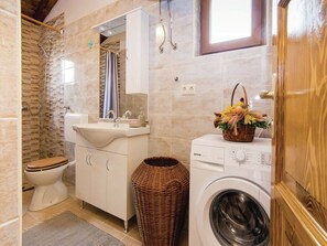 Ferienhaus | Badezimmer | Dusche, Handtücher