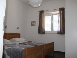 2 habitaciones, muebles diferentes y ropa de cama 