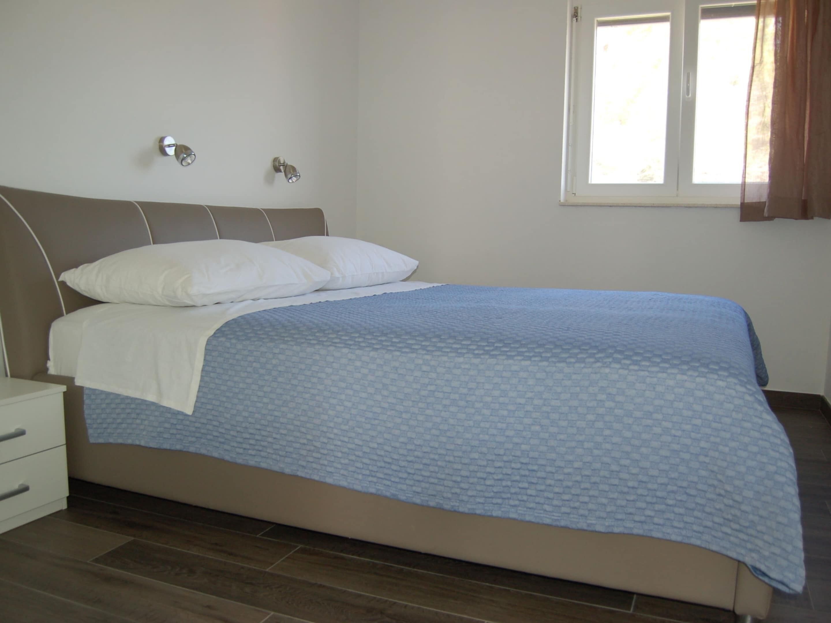 4 habitaciones, muebles diferentes y ropa de cama 