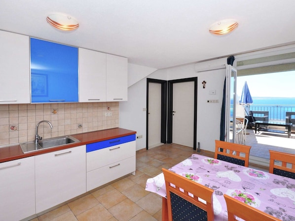 Fridge, oven, coffee/tea maker, toaster