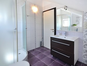 Bathroom | Shower, towels