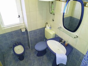 Bathroom | Combined shower/tub, towels