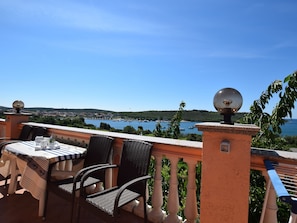 Balcony - Apartment Near the Beach With a Barbecue Area and Fenced Garden, Wifi (Medulin)