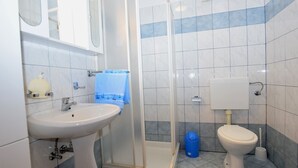 Shower, towels - Apartment Near the Beach With a Barbecue Area and Fenced Garden, Wifi (Medulin)