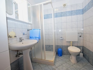 Shower, towels - Apartment Near the Beach With a Barbecue Area and Fenced Garden, Wifi (Medulin)