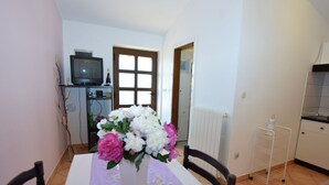 Dining - Apartment Near the Beach With a Barbecue Area and Fenced Garden, Wifi (Medulin)