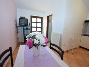 Dining - Apartment Near the Beach With a Barbecue Area and Fenced Garden, Wifi (Medulin)