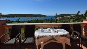 Balcony - Apartment Near the Beach With a Barbecue Area and Fenced Garden, Wifi (Medulin)