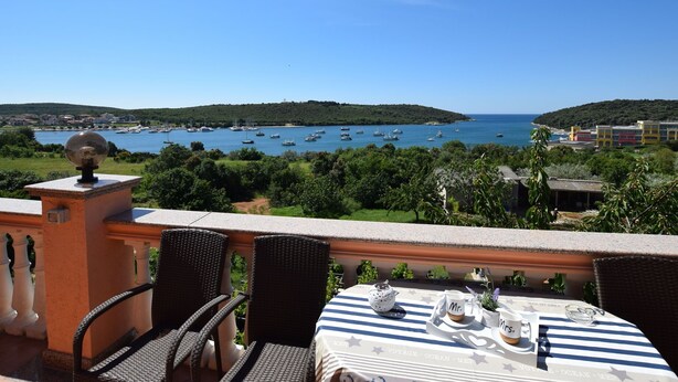 Balcony - Apartment Near the Beach With a Barbecue Area and Fenced Garden, Wifi (Medulin)
