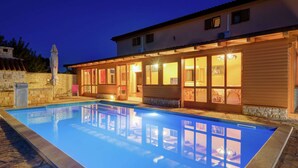 單棟房屋 | 泳池 | 室內泳池、室外泳池