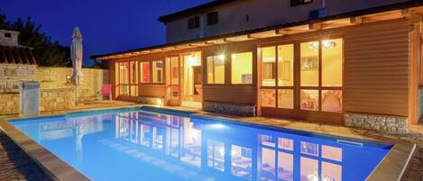 Casa | Alberca | Alberca techada y alberca al aire libre