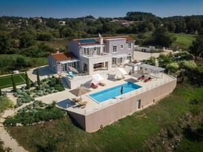 Exterior - Plushy Villa in Rezanci With Volleyball & Golf Ground (Svetvincenat)